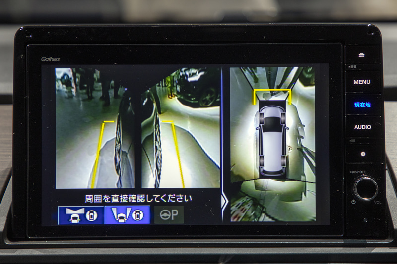 サイドカメラの映像と俯瞰からの表示