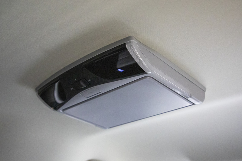 フルHD液晶の11.6インチリア席モニター。価格は9万3500円。取付アタッチメントは1万3200円