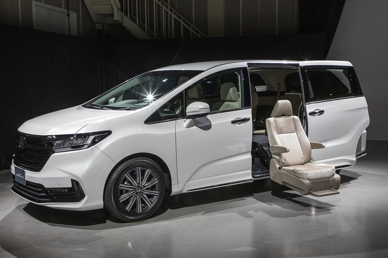 アブソルート サイドリフトアップシート車。こちらは2列目シートが動作するタイプだが、助手席がリフトアップする仕様もある