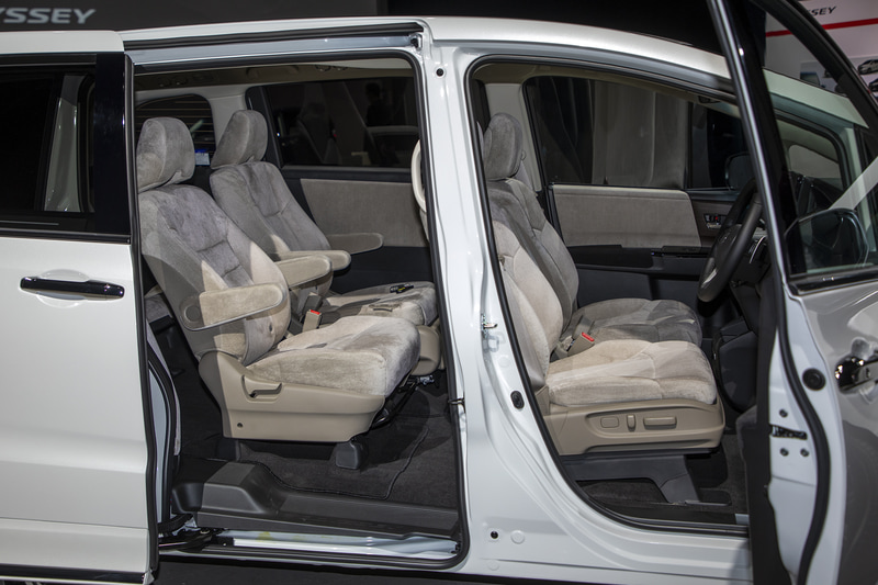 サイドリフトアップシート車のみ内装色がアイボリーになる。シートのリフト操作は別体スイッチのほか、シート自体に付くスイッチでも行なえる。リフトアップシートは折りたたみ式のフットレストも装備