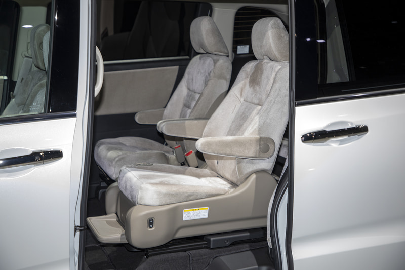 サイドリフトアップシート車のみ内装色がアイボリーになる。シートのリフト操作は別体スイッチのほか、シート自体に付くスイッチでも行なえる。リフトアップシートは折りたたみ式のフットレストも装備
