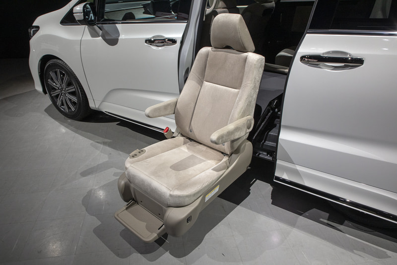サイドリフトアップシート車のみ内装色がアイボリーになる。シートのリフト操作は別体スイッチのほか、シート自体に付くスイッチでも行なえる。リフトアップシートは折りたたみ式のフットレストも装備