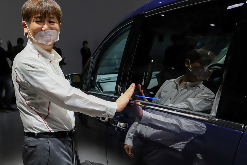 日本初採用となる「ジェスチャーコントロール・パワースライドドア」