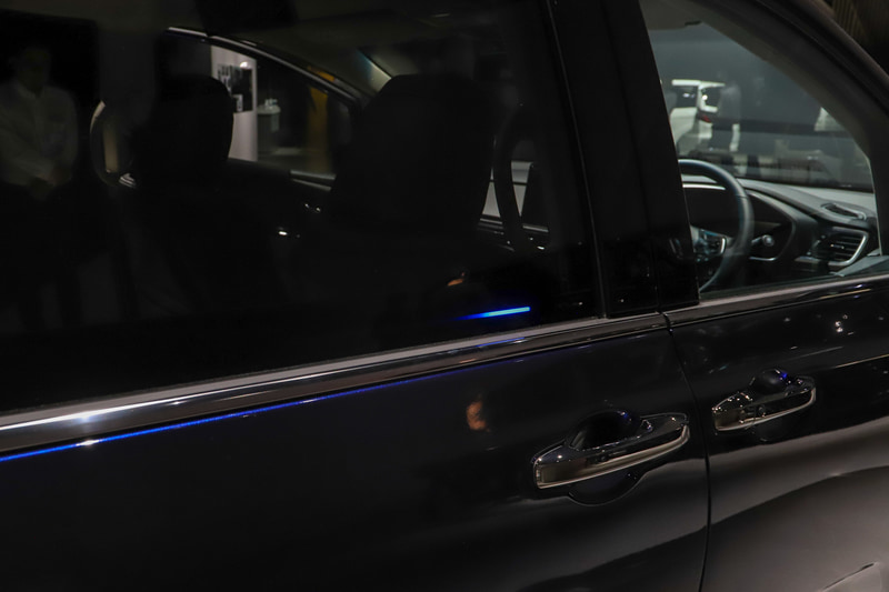 センサー部分が光っていると、ジェスチャーコントロールが使用可能