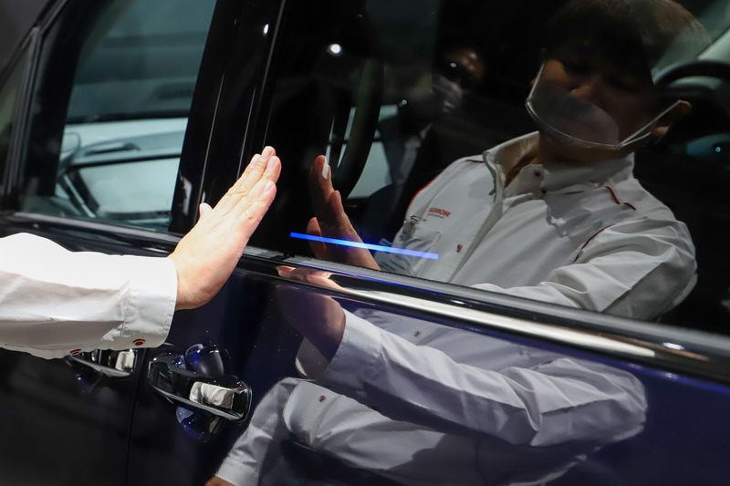 センサー部分の光に手をかざすと光が伸びる