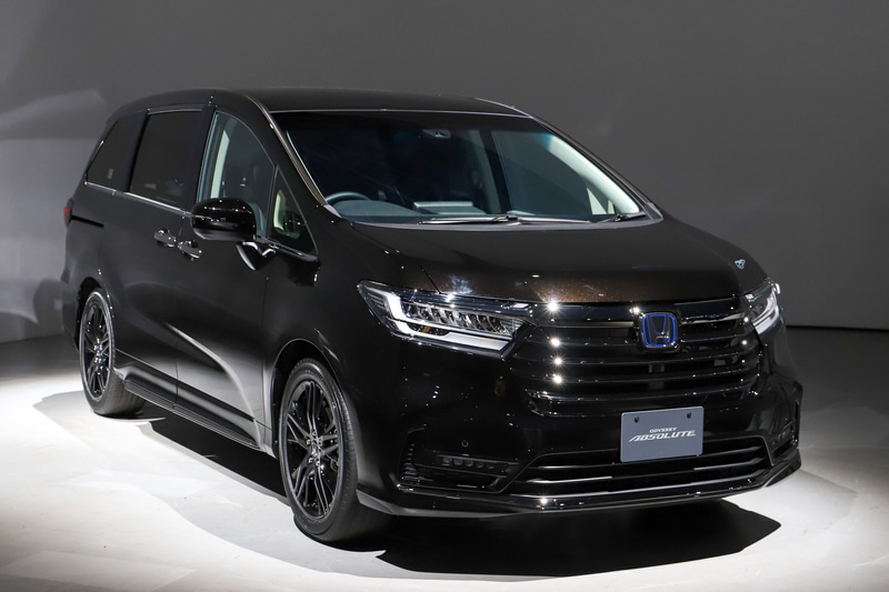 オデッセイ e：HEV アブソルート EX。ボディサイズは4855×1820×1695mm（全長×全幅×全高、2WD車）、ホイールベースは2900mm。最小回転半径は5.4m。ボディカラーはプレミアムスパークルブラック・パール