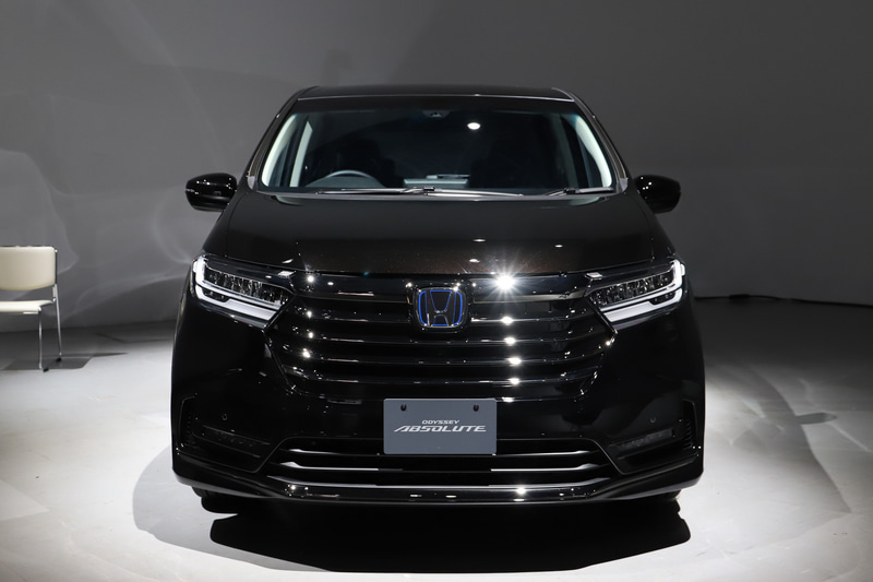 オデッセイ e：HEV アブソルート EX。ボディサイズは4855×1820×1695mm（全長×全幅×全高、2WD車）、ホイールベースは2900mm。最小回転半径は5.4m。ボディカラーはプレミアムスパークルブラック・パール