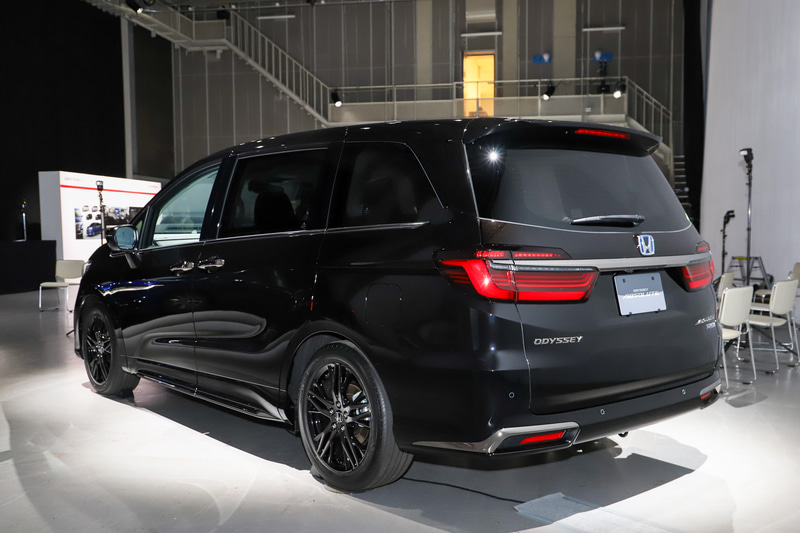 オデッセイ e：HEV アブソルート EX。ボディサイズは4855×1820×1695mm（全長×全幅×全高、2WD車）、ホイールベースは2900mm。最小回転半径は5.4m。ボディカラーはプレミアムスパークルブラック・パール