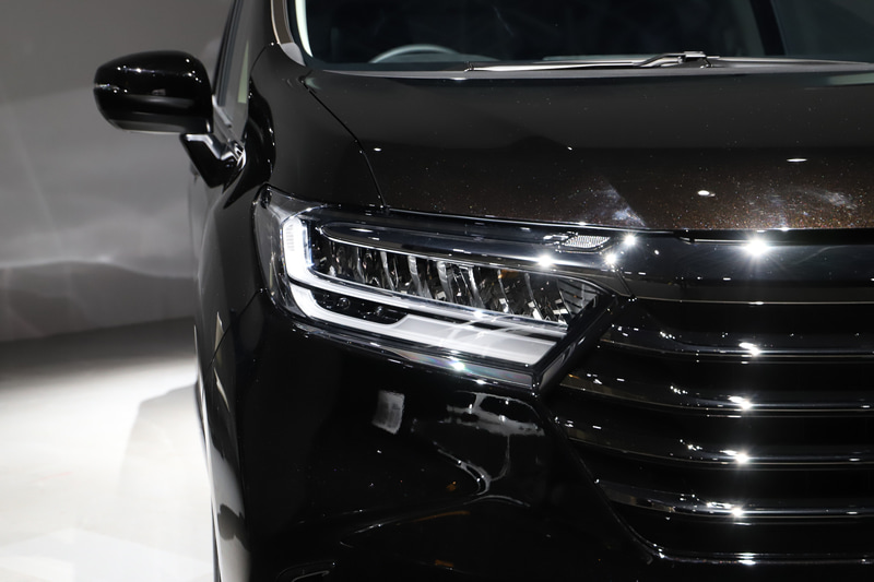 ヘッドライトをLED化してデザインを変更