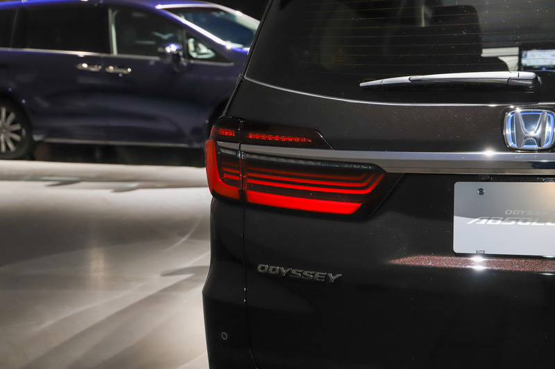 リアコンビネーションランプもLED化され、立体的なデザインとなった