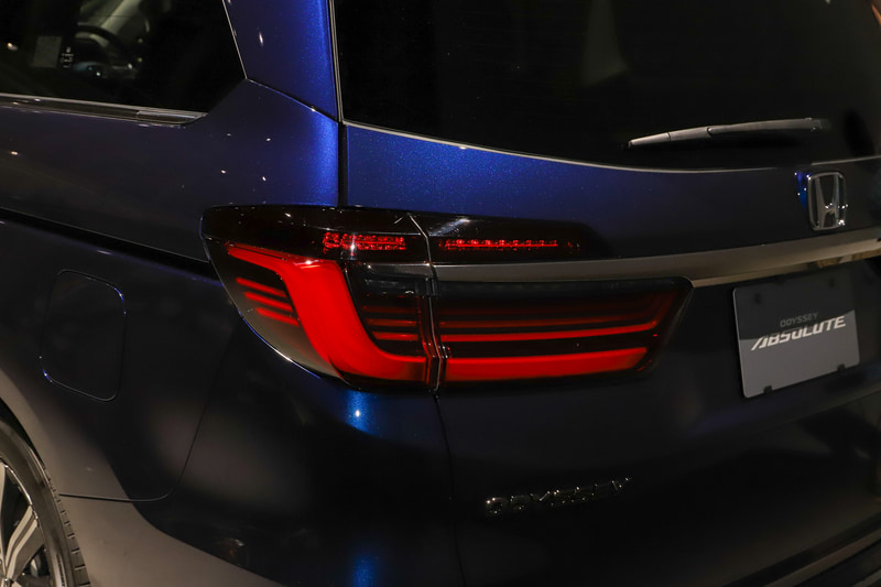 リアコンビネーションランプもLED化され、立体的なデザインとなった