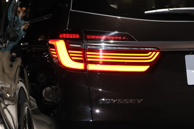 リアコンビネーションランプもLED化され、立体的なデザインとなった