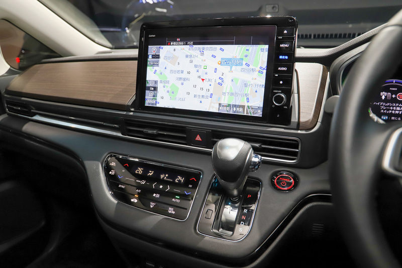 10インチに大型化したナビゲーションとエアコン操作パネル、シフトノブ