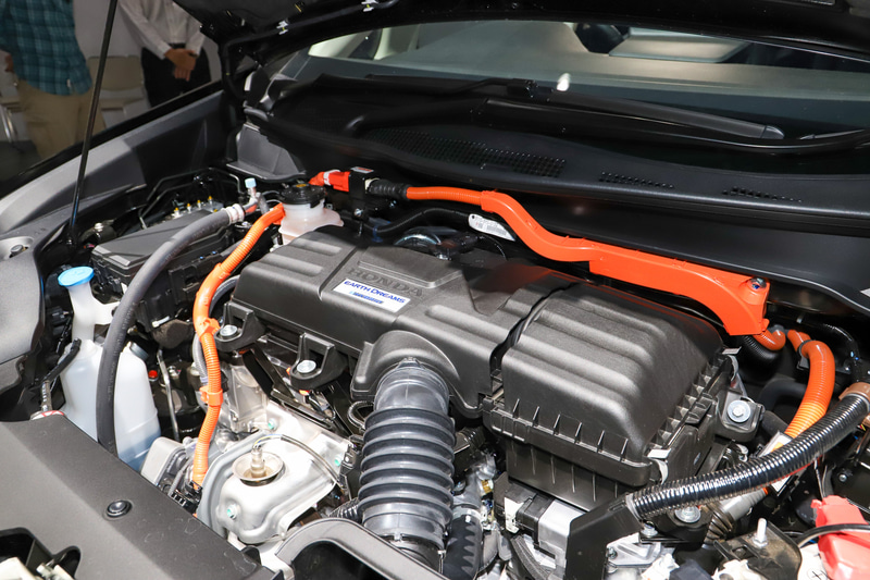 ハイブリッドモデルは最高出力107kW（145PS）/6200rpm、最大トルク175Nm（17.8kgfm）/4000rpmを発生する直列4気筒DOHC 2.0リッター「LFA」エンジンに、最高出力135kW（184PS）/5000-6000rpm、最大トルク315Nm（32.1kgfm）/0-2000rpmを発生する「H4」モーターを組み合わせる。WLTCモード燃費は19.8km/L～20.2km/L