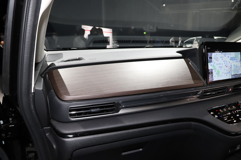 助手席側にリッド付きの大型アッパーボックスを新しく配置