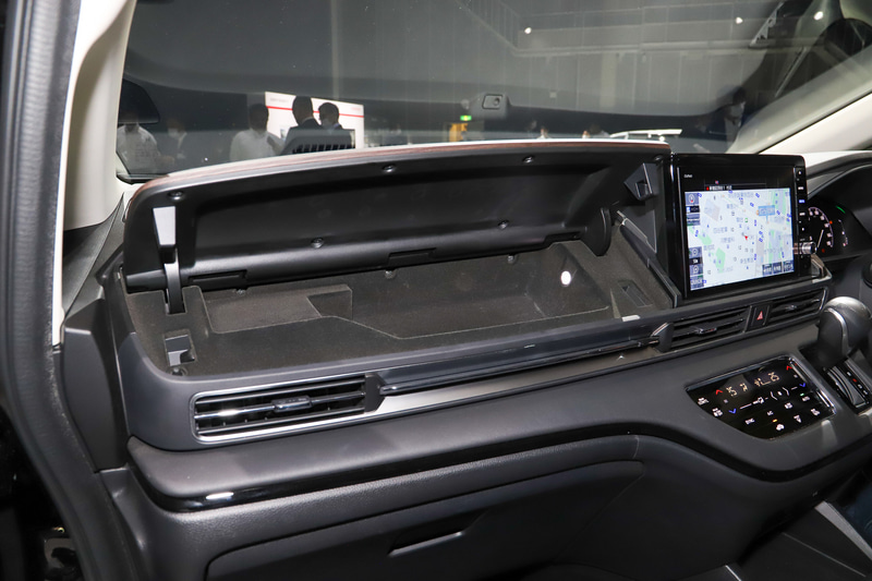 助手席側にリッド付きの大型アッパーボックスを新しく配置