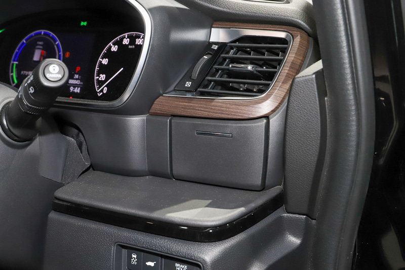 運転席側に収納式のカップホルダーを新設定