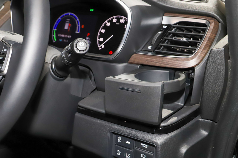 運転席側に収納式のカップホルダーを新設定