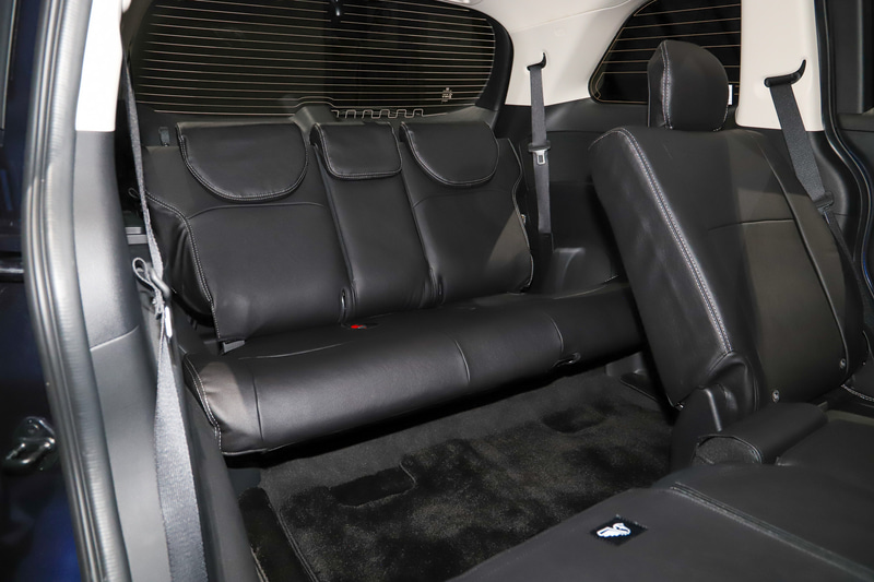 純正アクセサリーのフルシートカバー 革調タイプを装着したシート。こちらは8人乗り仕様