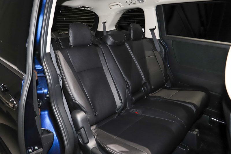 純正アクセサリーのフルシートカバー 革調タイプを装着したシート。こちらは8人乗り仕様