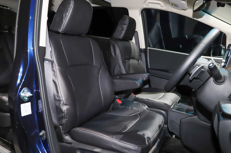 純正アクセサリーのフルシートカバー 革調タイプを装着したシート。こちらは8人乗り仕様