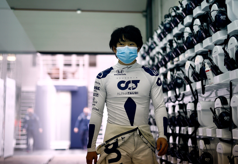 ガレージへ向かう角田裕毅選手　Photo：Honda