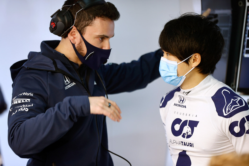 アルファタウリのエンジニアと　Photo：Honda