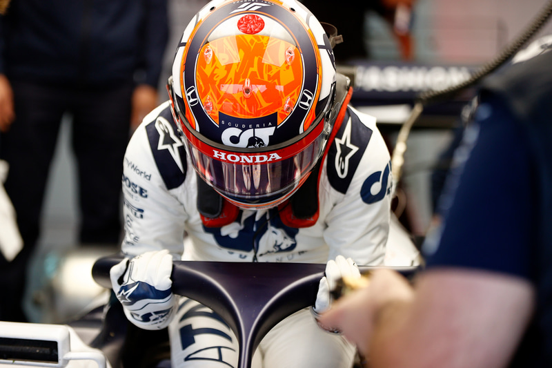 マシンから降りるところ　Photo：Honda