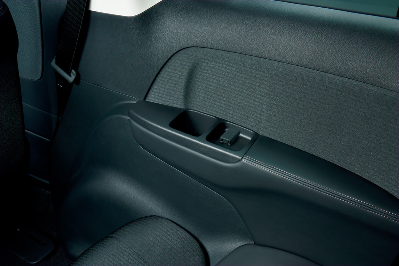 USBチャージャー（3列目サイドライニング［運転席側］部）：1万4300円