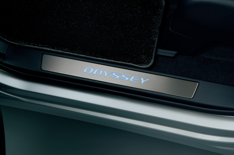 サイドステップガーニッシュ（LEDホワイトイルミネーション/LEDブルーイルミネーション、フロント・リア用左右セット）：各3万6300円。画像はホワイト/フロント