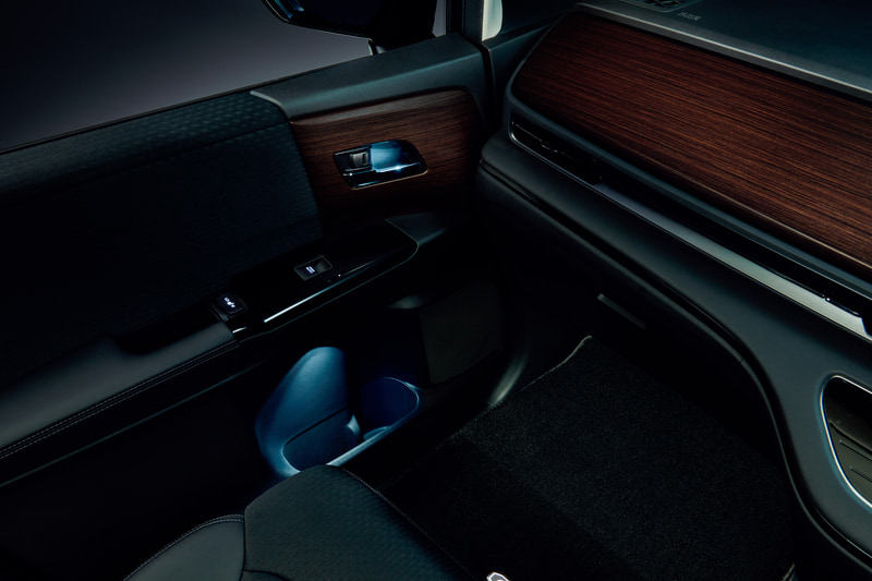 インナードアハンドル＆ドアポケットイルミネーション（LEDホワイトイルミネーション/LEDブルーイルミネーション、フロント・リア用左右セット）：各1万4300円。画像はホワイト