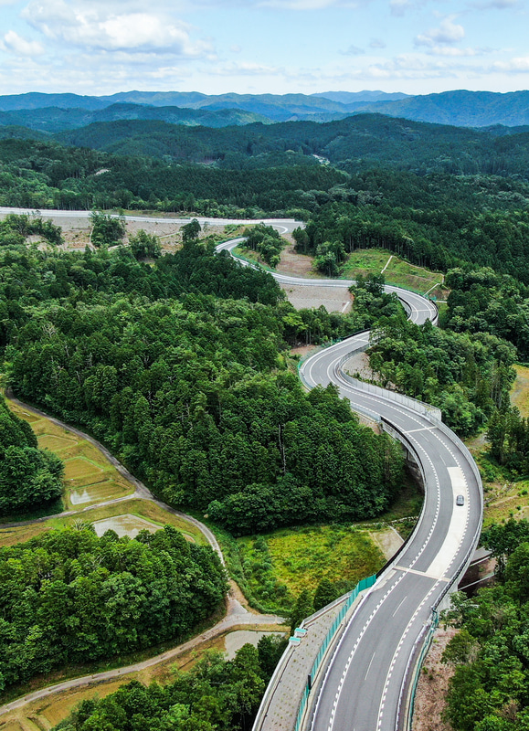 Toyota Technical Center Shimoyamaは、2019年4月に愛知県豊田市下山地区に新設した車両開発用のテストコース。現在稼働中のカントリー路は、世界屈指の過酷なコースとして知られるニュルブルクリンクを走りこんできた経験を基に、自然の地形を活かした約75mの高低差と多数のカーブに様々な路面を組み合わせた全長約5.3kmのコースとして設計されている