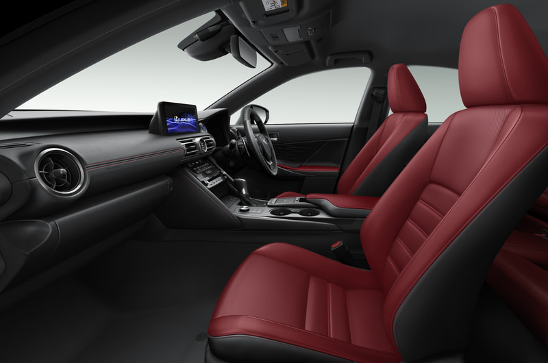 IS300h“version L”（インテリアカラー：ダークローズ）