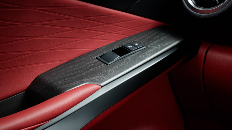 アッシュ材を銀墨色に仕上げた専用デザインのステアリングやオーナメントパネルを採用