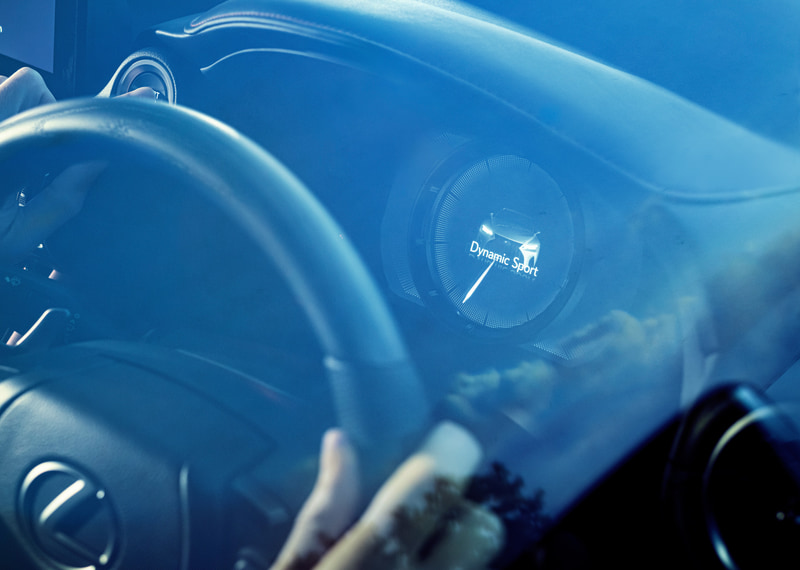 アッシュ材を銀墨色に仕上げた専用デザインのステアリング