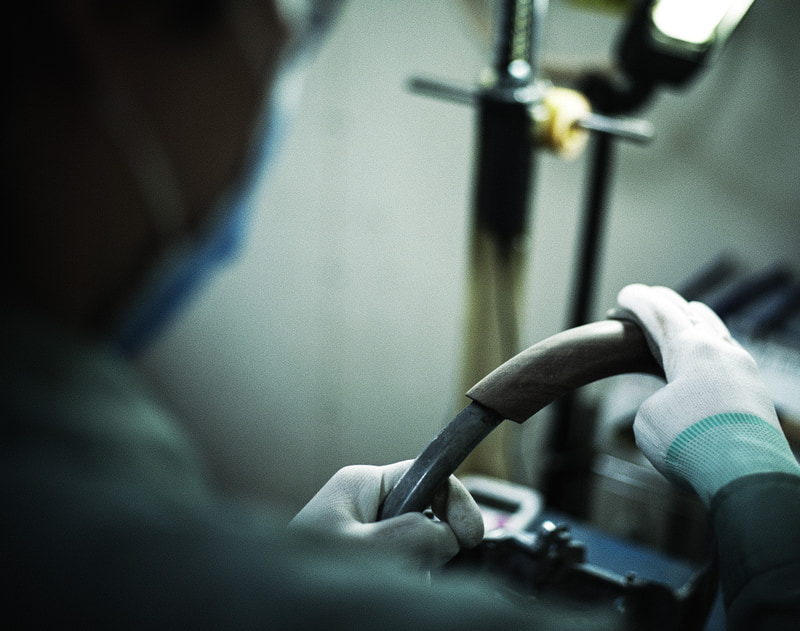 アッシュ材を銀墨色に仕上げた専用デザインのステアリング