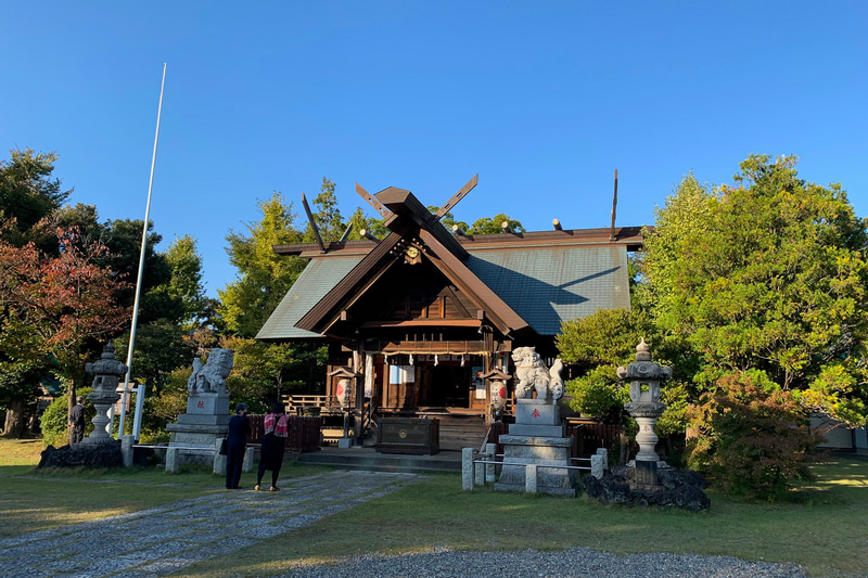 鷲神社は由緒正しい神社で、威厳のある社殿に心清められます。次々と七五三の親子連れが訪ねてきました