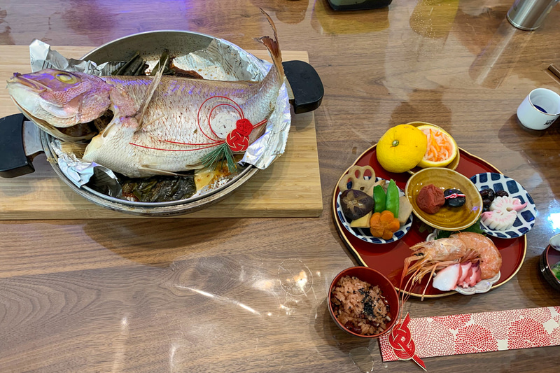 お食い初めセットです。大きな鯛はスーパーで安かったです。そしておいしい！
