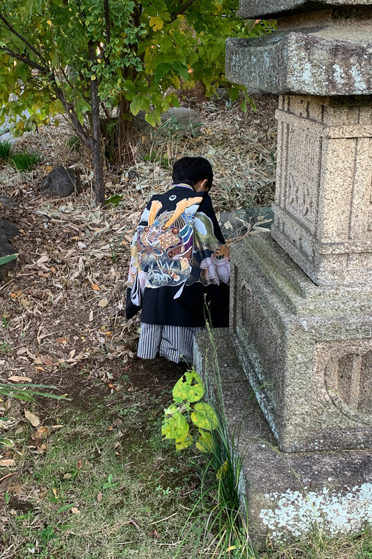 大人の思惑に関係なく、晴れ着で遊ぶ当人です