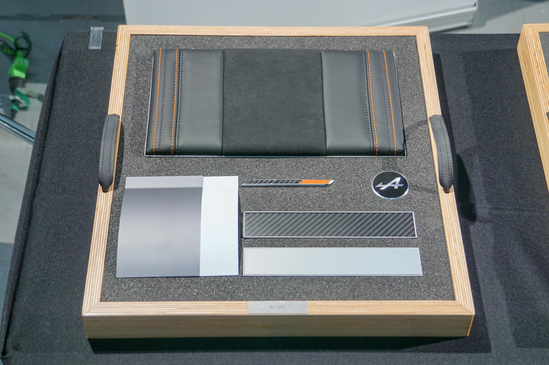 展示されたエクステリアカラーやインテリアのサンプル