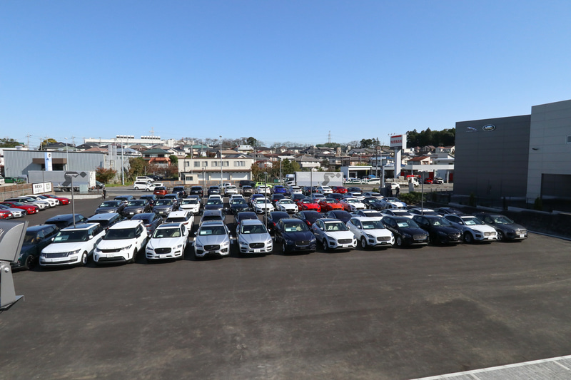 最大120台展示の認定中古車展示場