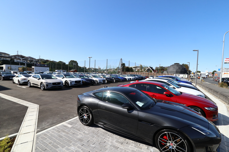 最大120台展示の認定中古車展示場