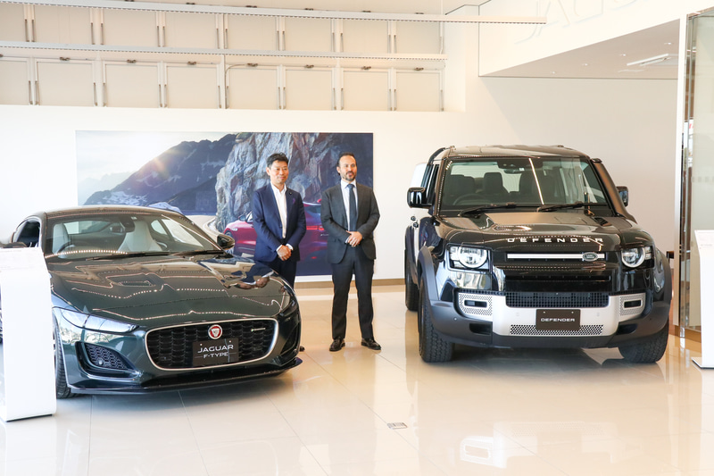 ミッドランズ株式会社 代表取締役社長 荒井賢氏（左）、ジャガー・ランドローバー・ジャパン株式会社 代表取締役社長 マグナス・ハンソン氏（右）