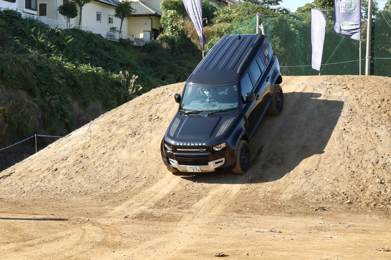 特設オフロードコースを走行する新型ディフェンダー