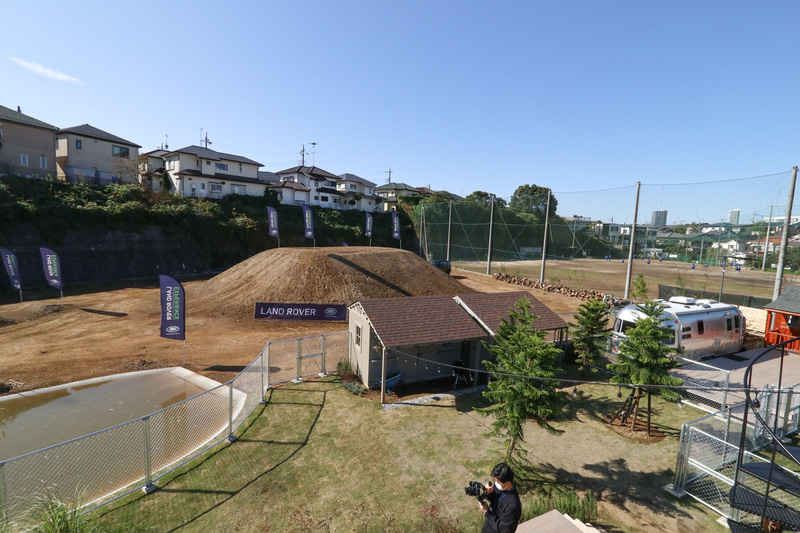 その横にはロバとキャンピングトレーラーがある