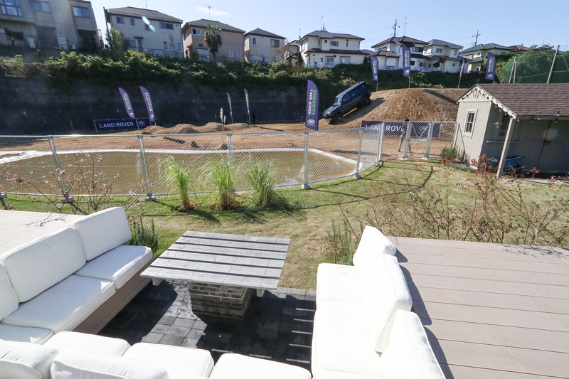 コースを低い位置から眺められる席も用意