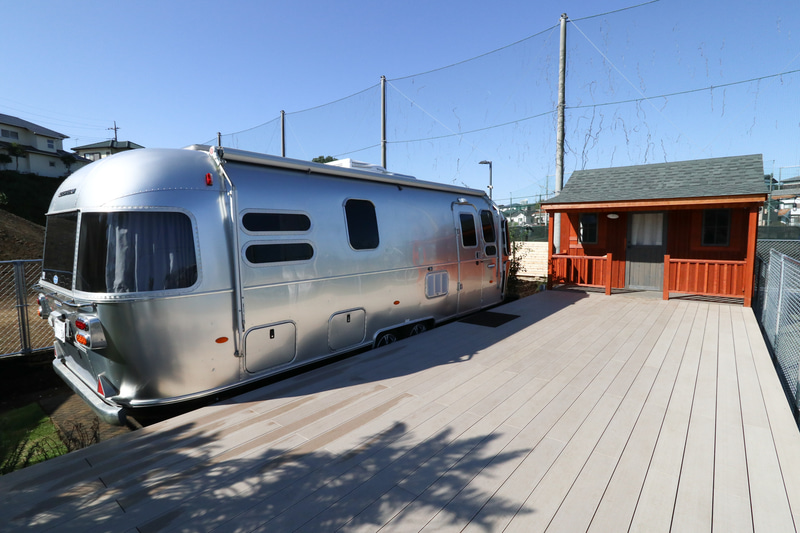 キャンピングトレーラーの「エアストリーム」、ランドローバー車で牽引も可能だ