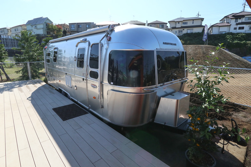 キャンピングトレーラーの後ろには準備中の畑も。無農薬野菜を栽培するという