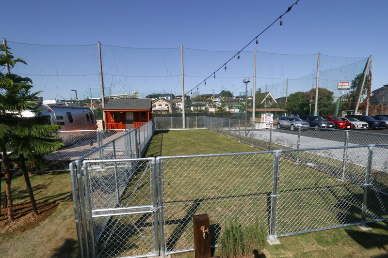 犬連れのSUVユーザーのためのドッグランも完備