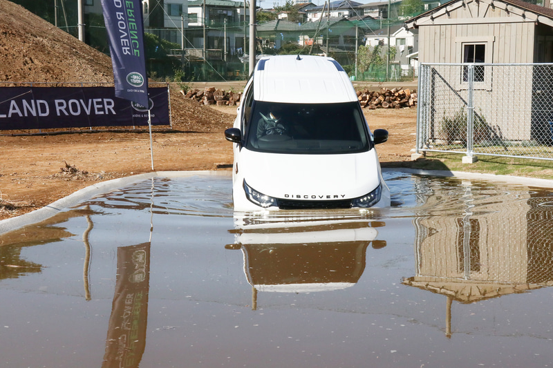 池へと突入するディスカバリー